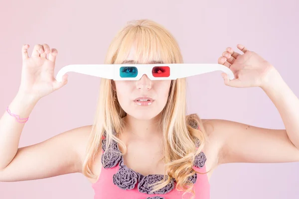 Portrét mladé blond ženy, s 3d brýlemi — Stock fotografie