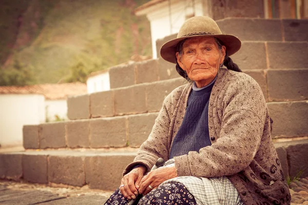 Peruvian Indian Woman in Traditional Dress Weaving — Stock Photo, Image