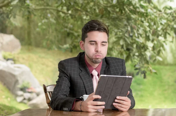 Benadrukt zakenman met zijn Tablet PC in het huis — Stockfoto