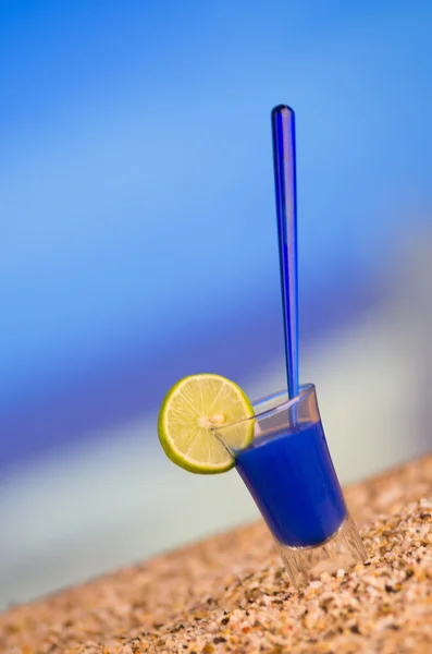 Refreshing cocktail on the beach. — Stock Photo, Image