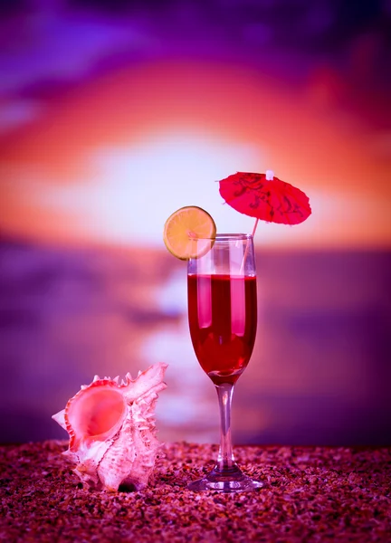 Osvěžující koktejl na pláži. — Stock fotografie