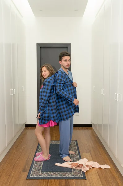 Забавная пара одевается в пижаму — стоковое фото