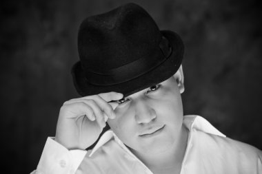 ışığa bakarak şapkalı adam