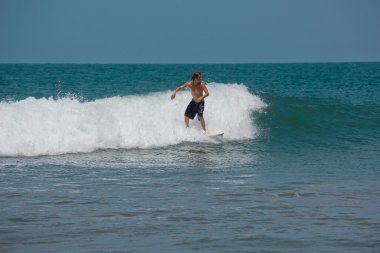 mancora, peru üzerinde gezinen