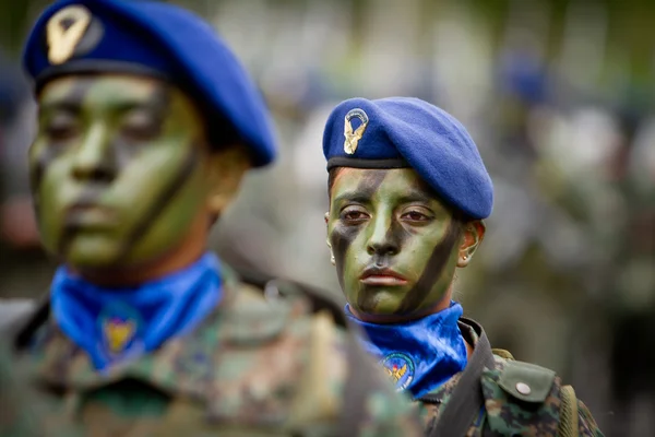 Quito, ÉQUATEUR - 24 MAI : défilé du millénaire, femme soldat — Photo