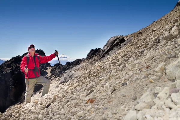 男の山でのハイキング — ストック写真