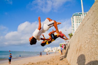 Tanımlanamayan çocuk Parkour pratik