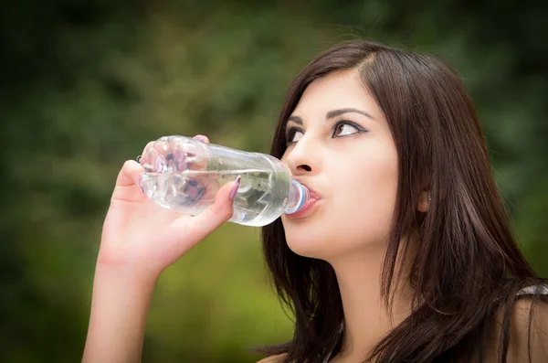 Portret van vrouw drinkwater buiten — Stockfoto