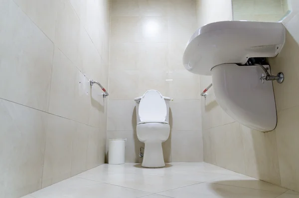 Salle de bain publique dans un aéroport — Photo