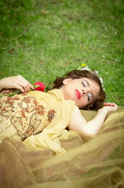 BELLEZZA addormentata sdraiata sul forrest con una rosa — Foto Stock