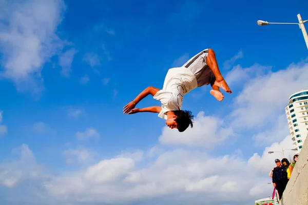 Niños no identificados practicando Parkour — Foto de Stock