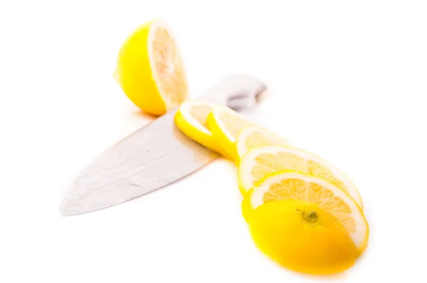 Citrons jaunes et tranches sur fond blanc — Photo