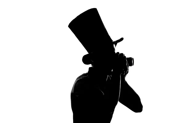 Silhouet van een jonge fotograaf met camera — Stockfoto