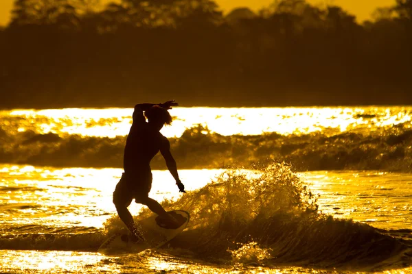 Niet-geïdentificeerde surfer mompiche — Stockfoto