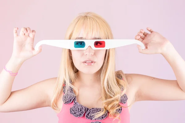 Porträt einer jungen, blonden Frau mit 3D-Brille — Stockfoto