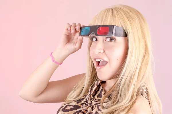 Retrato de una joven rubia, sonriendo con gafas 3d —  Fotos de Stock
