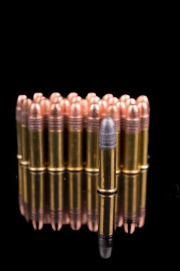 gülümsemek atış, grup siyah arka plan üzerine mermi