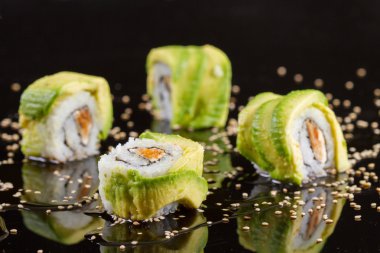 siyah arka plan üzerinde suşi adet