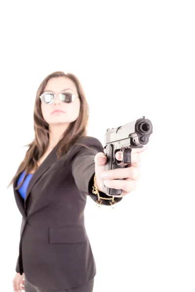 Mujer con traje y gafas de sol sosteniendo un arma — Foto de Stock