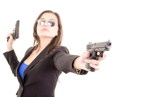 Портрет девушки-убийцы с двумя пистолетами — стоковое фото