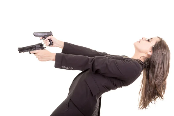 Портрет девушки-убийцы с двумя пистолетами — стоковое фото