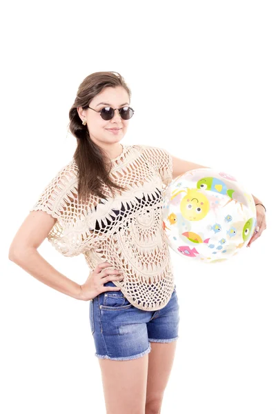 Sonriente chica sosteniendo pelota de playa —  Fotos de Stock