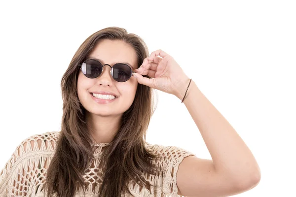 Närbild spansktalande kvinna stående bär solglasögon — Stockfoto