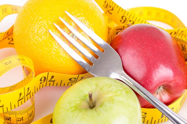 Concepto de dieta. Frutas con cinta métrica — Foto de Stock
