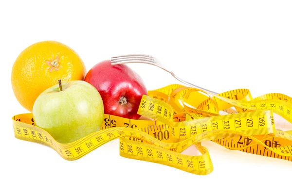 Diyet kavramı. ölçme bant ile meyve — Stok fotoğraf