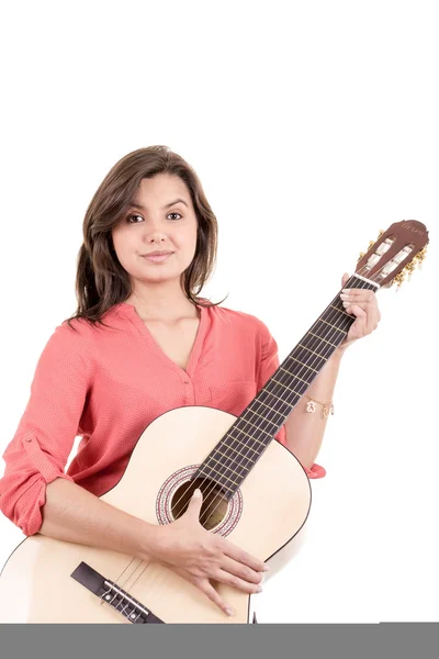 Linda senhora hispânica sorridente tocando guitarra acústica — Fotografia de Stock
