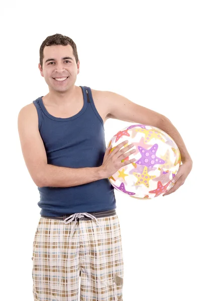 Jonge man klaar voor het strand, met bal geïsoleerd — Stockfoto