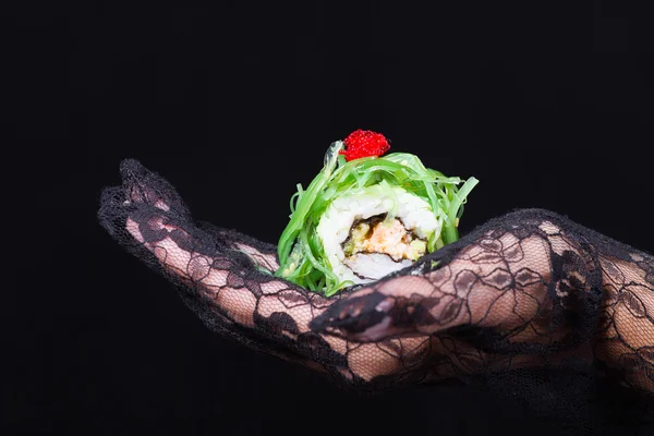 カラフルな寿司を持っている手します。 — ストック写真