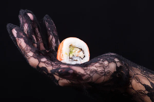 Χέρι που κρατά ένα πολύχρωμο σούσι — Φωτογραφία Αρχείου