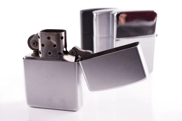 Prata isqueiros zippo de metal no branco — Fotografia de Stock