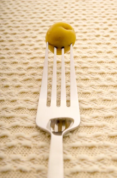 Grön oliv på en gaffel, makro skott — Stockfoto