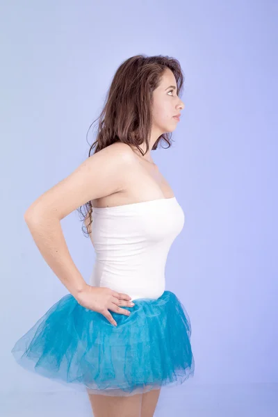 西班牙裔女人穿短裙裙子 — 图库照片