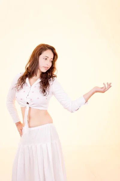 Mujer vestida con vestido rojo tradicional hispano —  Fotos de Stock