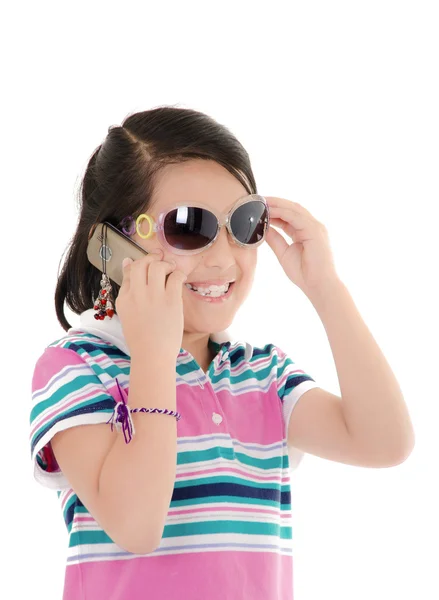 Roztomilý usměvavý hispánský holčička v sluneční brýle přes bílý — Stock fotografie