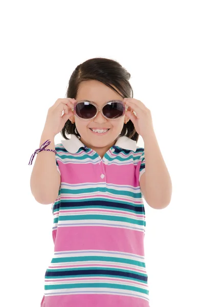 Linda niña hispana sonriente en gafas de sol sobre blanco — Foto de Stock