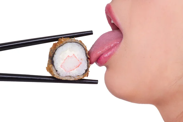 美しい若い女性は食べる寿司ロールします。 — ストック写真