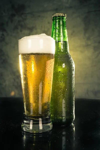 Närbild av öl flaska och glas — Stockfoto