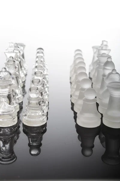 Pezzi di scacchi in vetro trasparente — Foto Stock