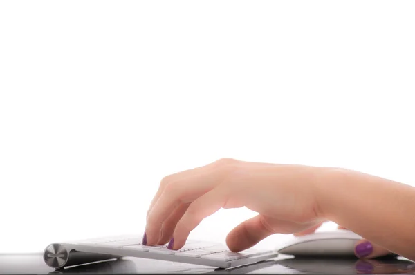 Mãos femininas digitando no teclado do computador branco — Fotografia de Stock