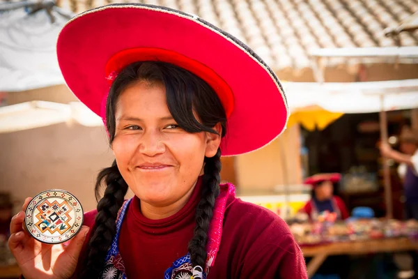 Peruvian Indian Woman in Traditional Dress Weaving — Stock Photo, Image