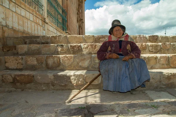 Femme indienne péruvienne en robe traditionnelle — Photo