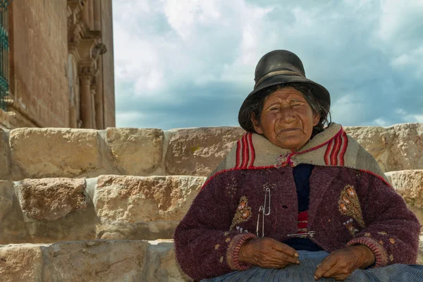 Peruanska indisk kvinna i traditionell klädsel — Stockfoto