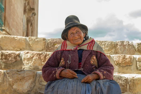 Перуанская индийская женщина в традиционном платье — стоковое фото