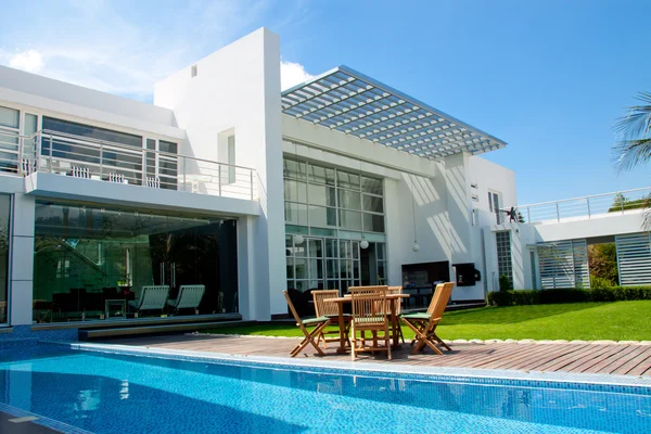 Luxury home with a garden — Stock Photo, Image