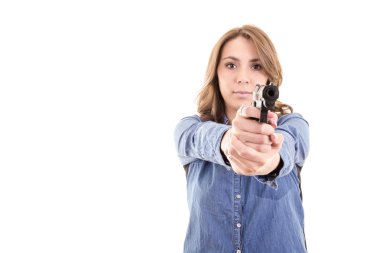 silah üzerinde beyaz izole olan esmer kadın