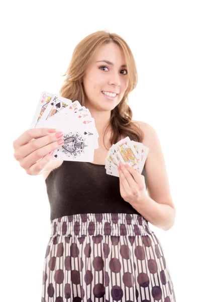 Девочка-аферистка играет в карты на белом фоне — стоковое фото